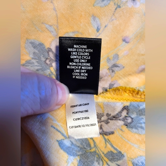 Torrid 1/2 sleeve shark bite hem lattice back floral top size 0 - Picture 4 of 7